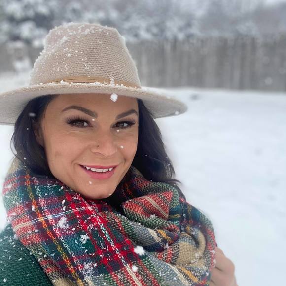 Profile Picture of Alison Hooper (@aliyoop) on Poshmark
