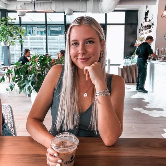 Profile Picture of Julia Van fleet (@juliavf6) on Poshmark