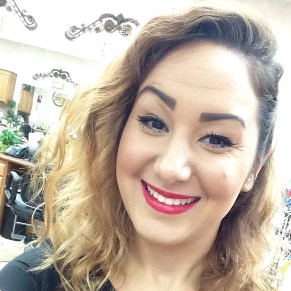 Profile Picture of Leah Ramos (@leahjanay) on Poshmark