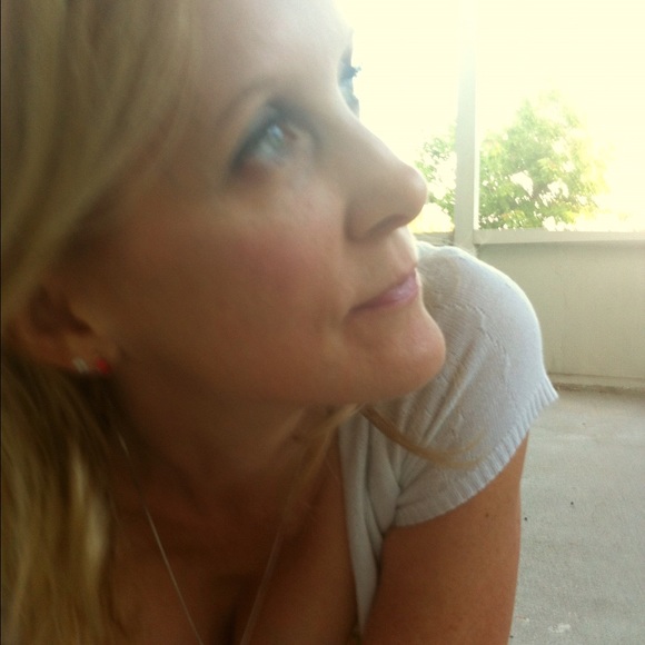 Profile Picture of Suzanne Bradley (@bradleysuzyq) on Poshmark