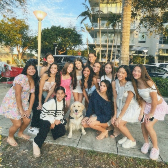 Profile Picture of Victoria Arbesu (@arbesuvictoria) on Poshmark