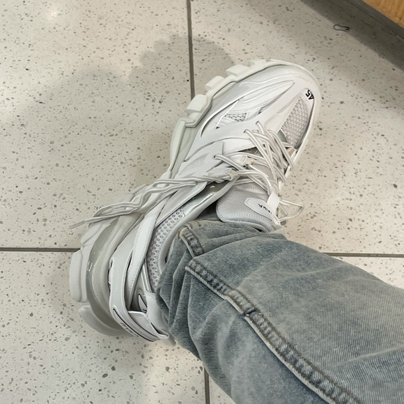 Profile Picture of Akio Lyons (@akio_lyons) on Poshmark