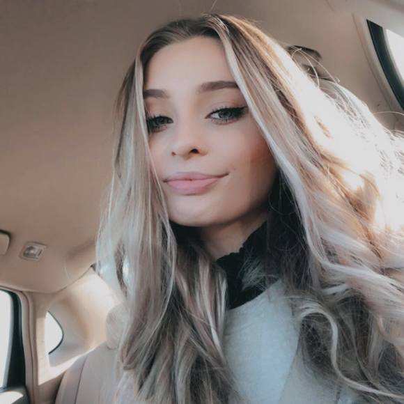 Profile Picture of Jess Gromkoski (@jessgromkoski) on Poshmark