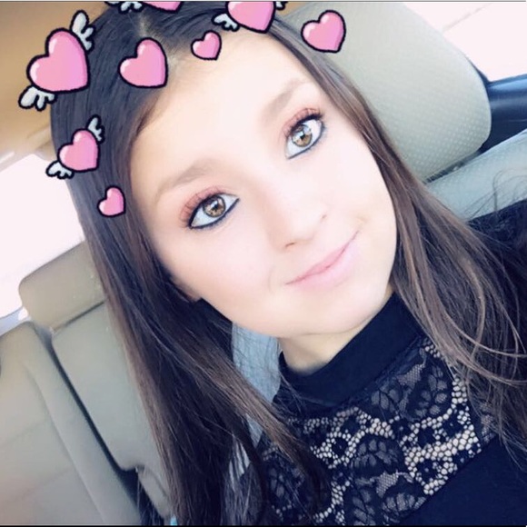 Profile Picture of Dani Gondolfo (@danimarie2003) on Poshmark