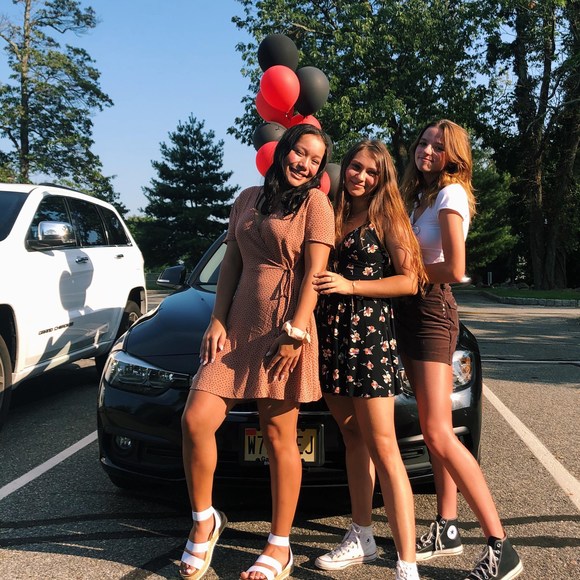 Profile Picture of Ariana Eftimiu (@arianaeftimiup) on Poshmark
