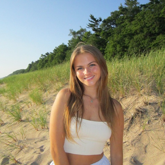 Profile Picture of Anna Kelsch (@annakelsch) on Poshmark