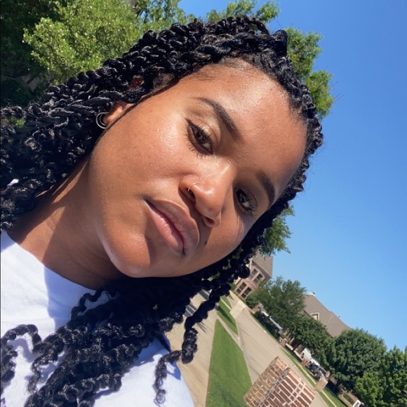 Profile Picture of Alexa Caesar (@alexacaesar) on Poshmark