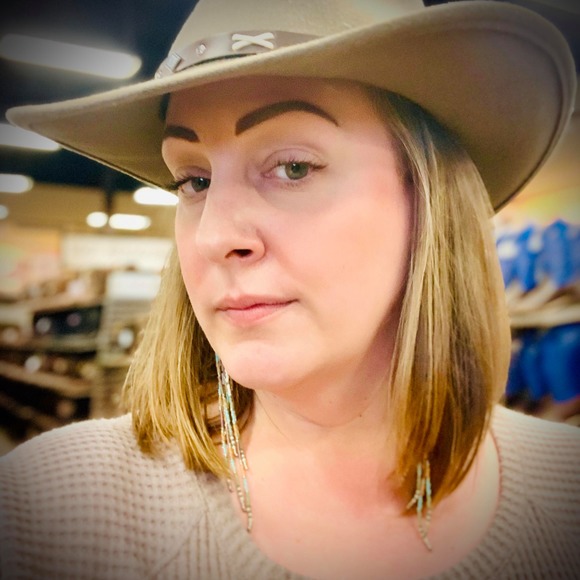 Profile Picture of Cara Wipff (@caracharlene8) on Poshmark