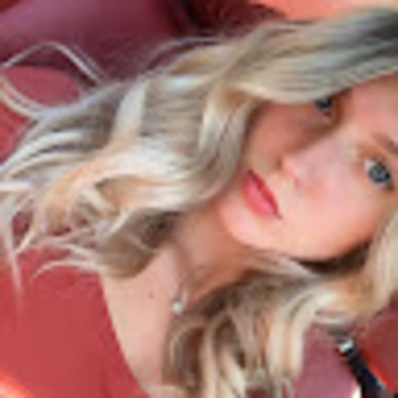 Profile Picture of Jackie Oleynik (@yevoleynik) on Poshmark