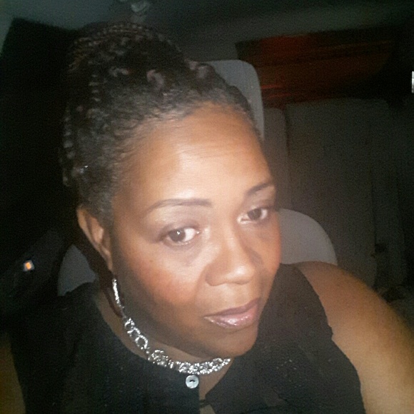 Profile Picture of Beverly Fraser roberts (@fraserbe) on Poshmark