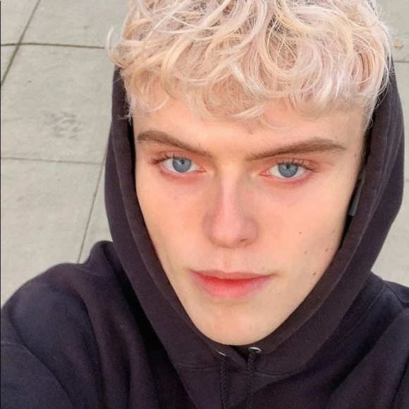 Profile Picture of Levi Thompson (@flourboy607) on Poshmark