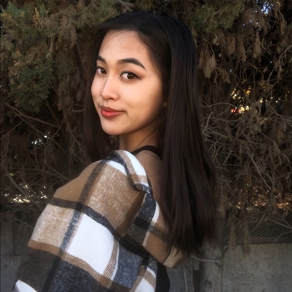 Profile Picture of Christine Luu (@cristeenloo) on Poshmark