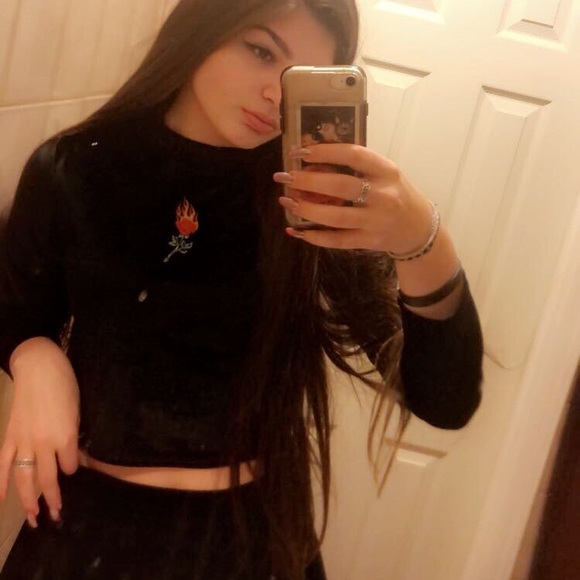 Profile Picture of Gianna Bruzzese (@giannabruzzese) on Poshmark