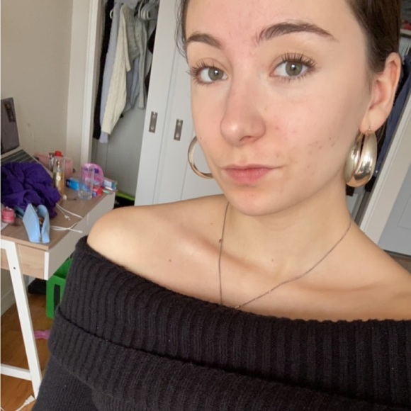 Profile Picture of Piper J (@piperjeffreyy) on Poshmark