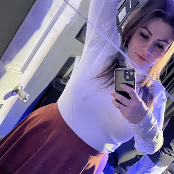 Profile Picture of April Keller (@aprilkeller512) on Poshmark