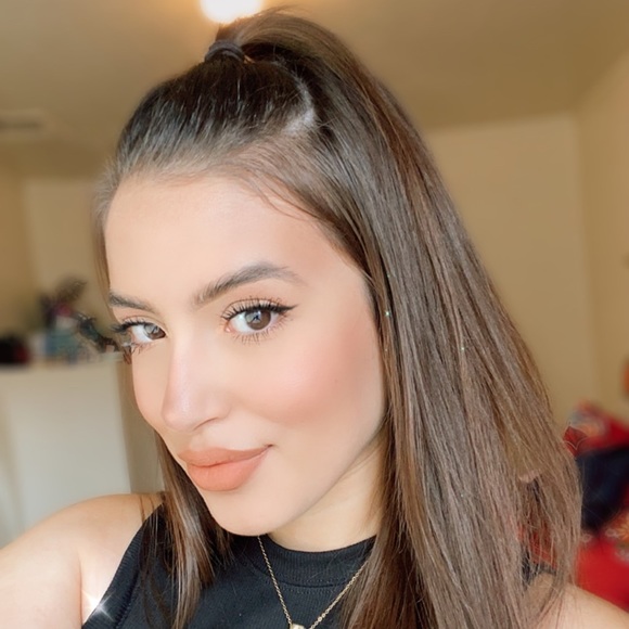 Profile Picture of Ashley Araque (@aaraque) on Poshmark