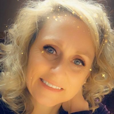 Profile Picture of Vivian Davies (@viviand03246810) on Twitter