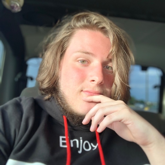 Profile Picture of Andrew Riley (@trashypancake) on Poshmark