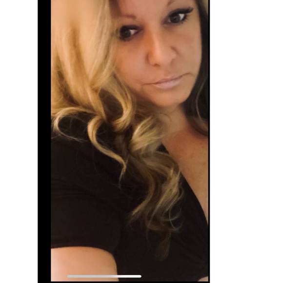 Profile Picture of Nicole Mankowski (@nicolemankowski) on Poshmark