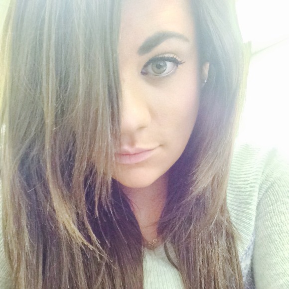 Profile Picture of Gillian Lanni (@gillianjema) on Poshmark