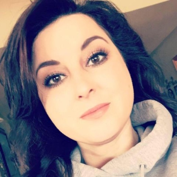 Profile Picture of Tara Strey (@tarastrey) on Poshmark