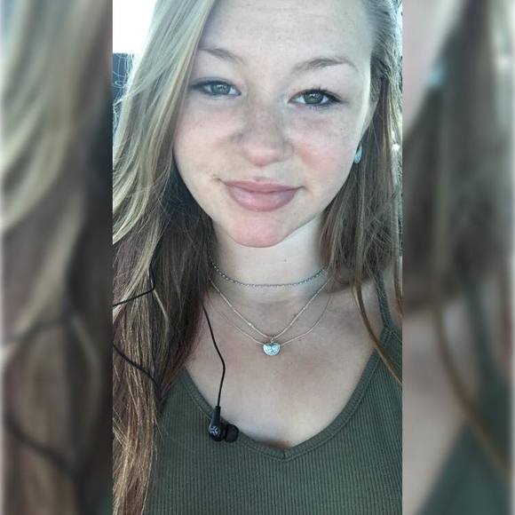 Profile Picture of Danielle Schultz (@dschlutzy) on Poshmark