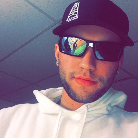 Profile Picture of Dylan Wallace (@dylanwallace197) on Poshmark
