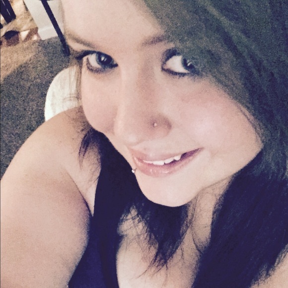 Profile Picture of Maranda Eggeling (@marandae994) on Poshmark