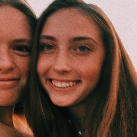 Profile Picture of Lily Ledak (@lilyledak) on Poshmark