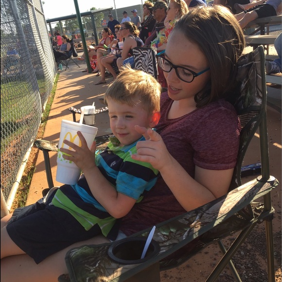 Profile Picture of Taylor Pineda (@taylor1122000) on Poshmark