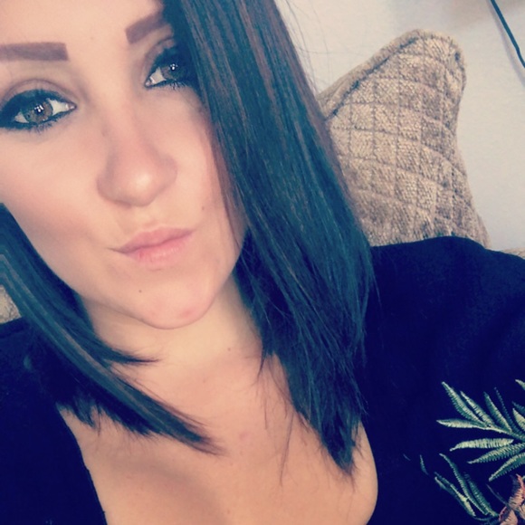 Profile Picture of Kathryn Updike (@klvupdike) on Poshmark