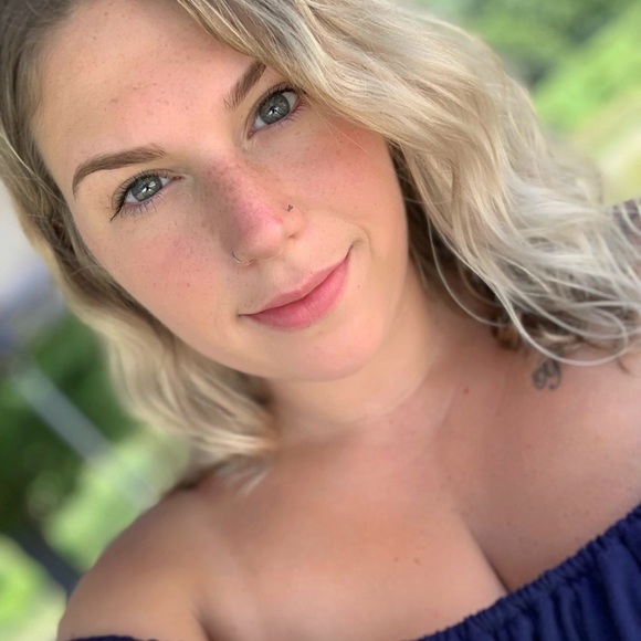 Profile Picture of Sabryna Armstrong (@sabrynarae007) on Poshmark