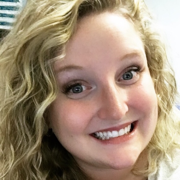 Profile Picture of Amanda Mcnutt (@mandamcnutt) on Poshmark