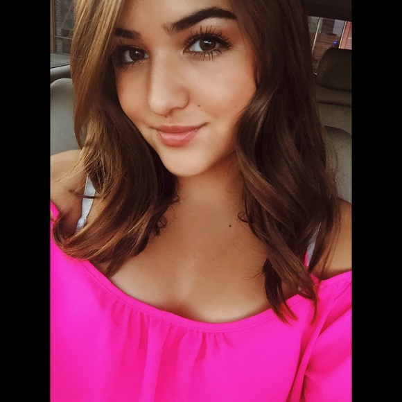 Profile Picture of Samantha Olson (@samanthaolson6) on Poshmark