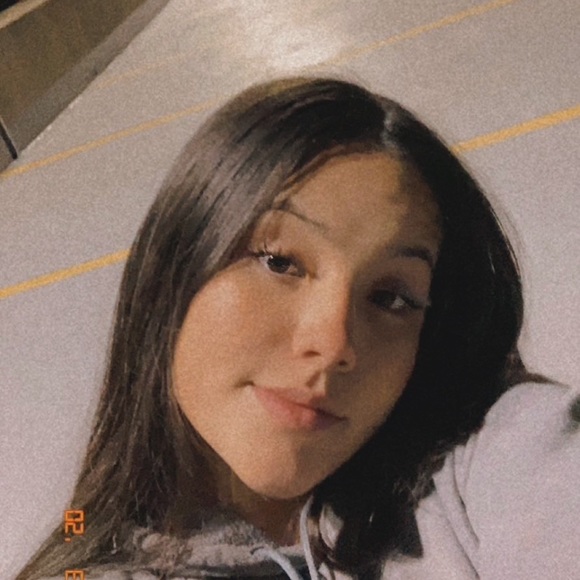 Profile Picture of Luisa Merchan (@luisamerchan07) on Poshmark