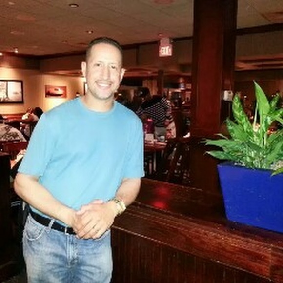 Profile Picture of Luis Mayen (@mayenluis084) on Poshmark