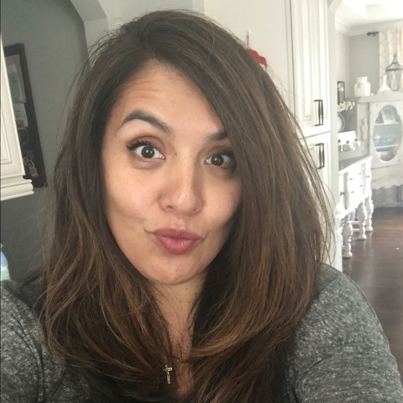 Profile Picture of L Lovas (@savvy23) on Poshmark