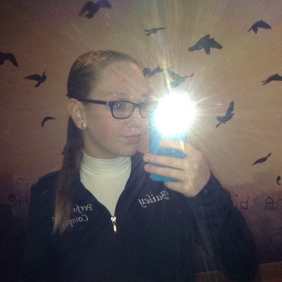 Profile Picture of Bailey Hoeth (@bailey_hoeth) on Poshmark