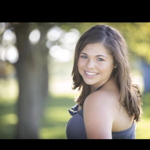 Profile Picture of Mareesa Boyatzies (@mareesaboy) on Poshmark