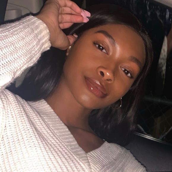 Profile Picture of Natalia Roberts (@natalia_r935) on Poshmark