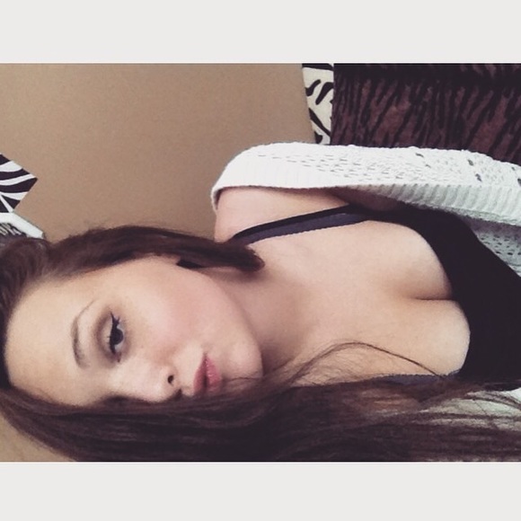 Profile Picture of Bella Janvrin (@bjanvrin3614) on Poshmark