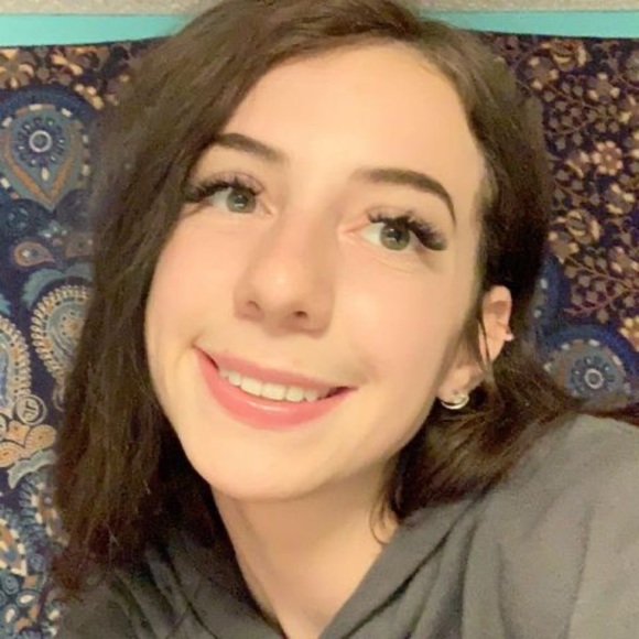 Profile Picture of Emily Jazwinski (@ehjazz14) on Poshmark