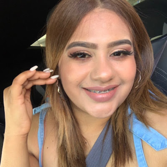 Profile Picture of Abby Vallecillo (@abbyvallecillo) on Poshmark