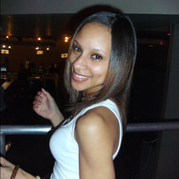 Profile Picture of Candi Shelton (@candishells) on Poshmark