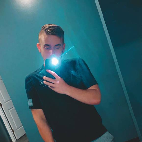 Profile Picture of Dylan Niblett (@dylanniblett) on Poshmark