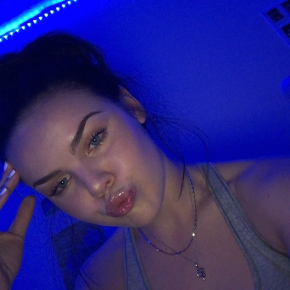 Profile Picture of Kennedy Bixel (@kennedyb87) on Poshmark