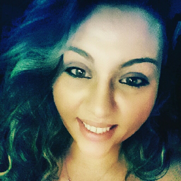 Profile Picture of Cari Faulks (@carifaulks) on Poshmark