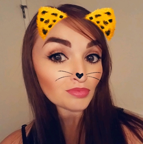 Profile Picture of Danielle Avitia (@danielleee83) on Poshmark