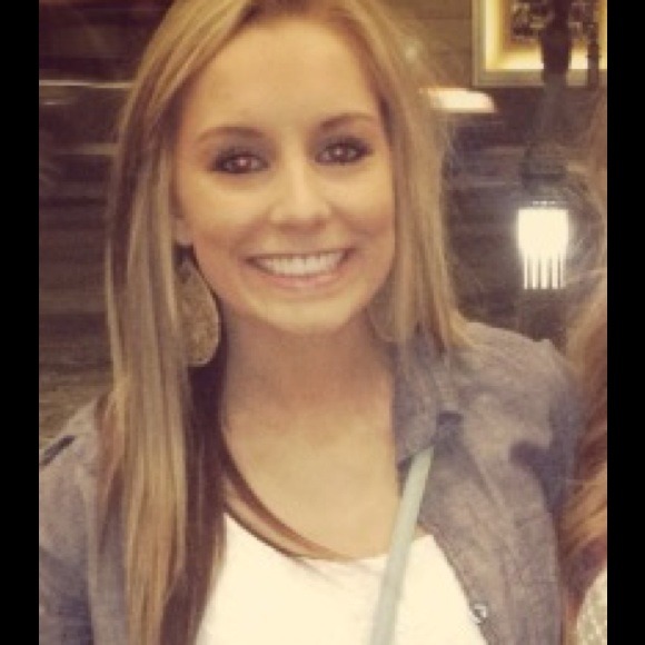 Profile Picture of Amanda Archibald (@amandaarchibald) on Poshmark