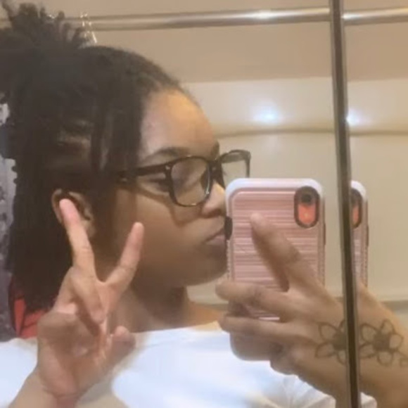 Profile Picture of Cassandra Magee (@cassandra_magee) on Poshmark